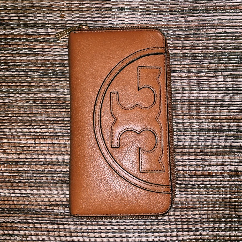 Tory Burch (AUTHENTIC) Saddle-Leather Wallet